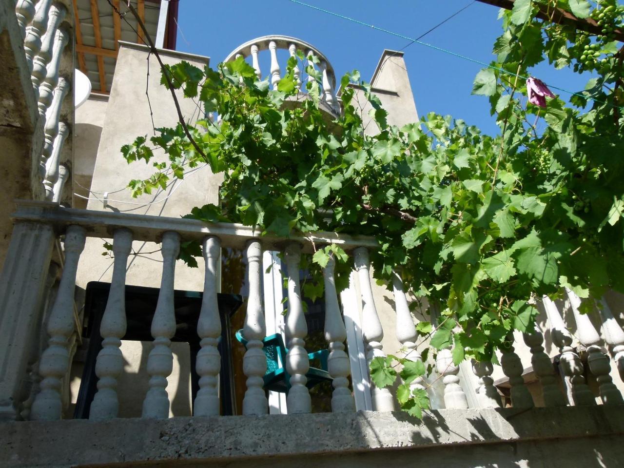 Why Me Eco-Friendly Hostel Tbilisi ภายนอก รูปภาพ